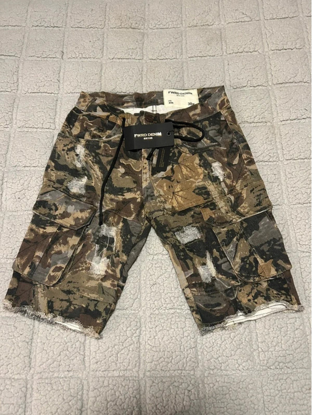 FWRD Denim Natural Camo Distressed Cargo Shorts Men’s 30 NWT